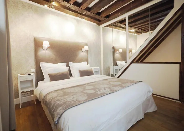 Louvre Parisian ChicSuites